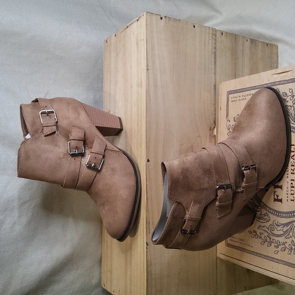 Forever shoe booties tan faux suede sz 10
